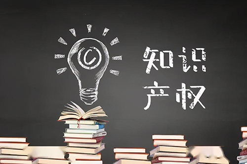 企业应该如何管理与专利相关的风险，例如专利无效、侵权风险以及公共关系影响?